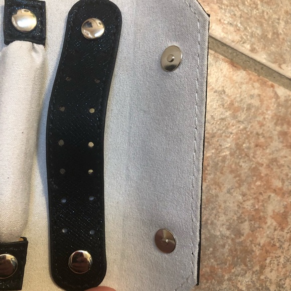 🖤🖤🖤 Shimmering Black Jewelry Roll 🖤🖤🖤 - Picture 7 of 7